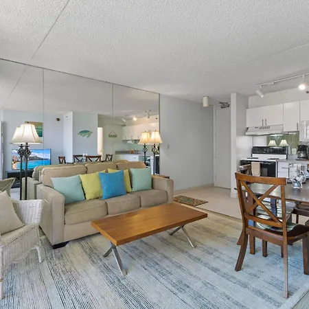 Light & Airy Waikiki Condo With Private Lanai Condo